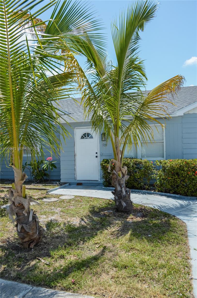 707 N J St, Lake Worth FL 33460
