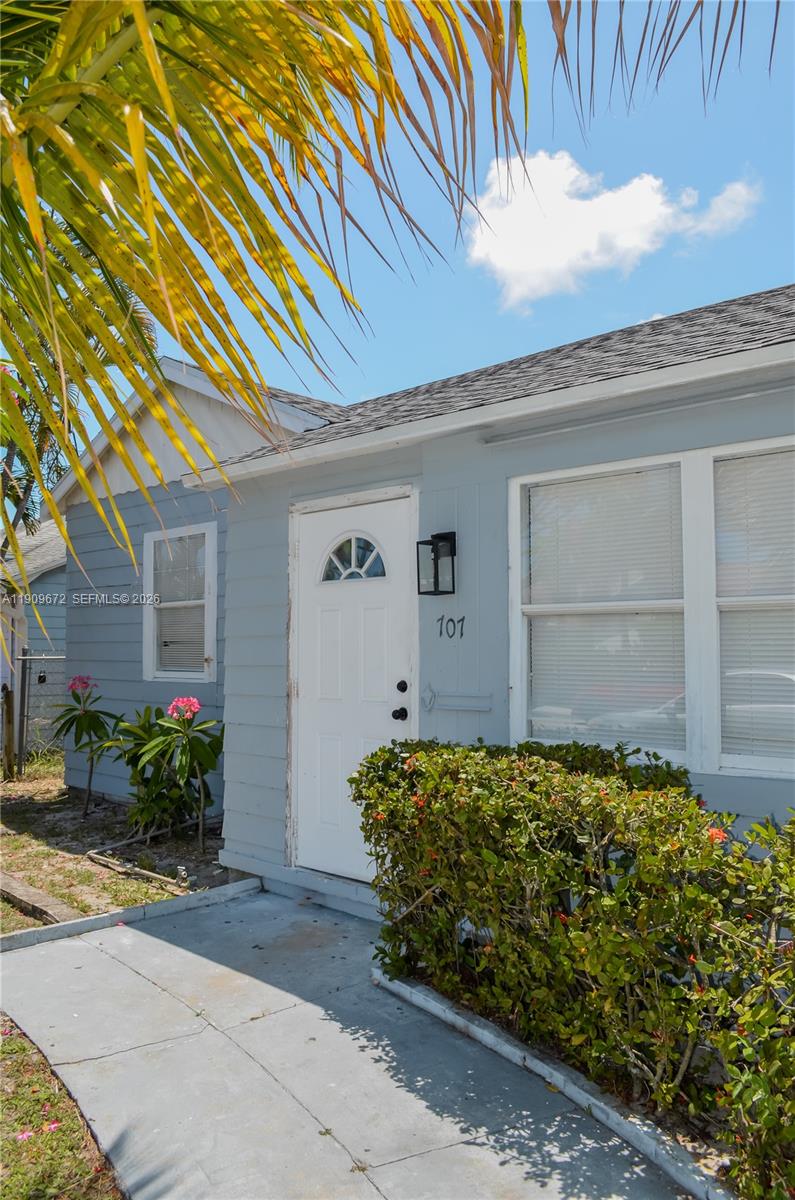 707 N J St, Lake Worth FL 33460