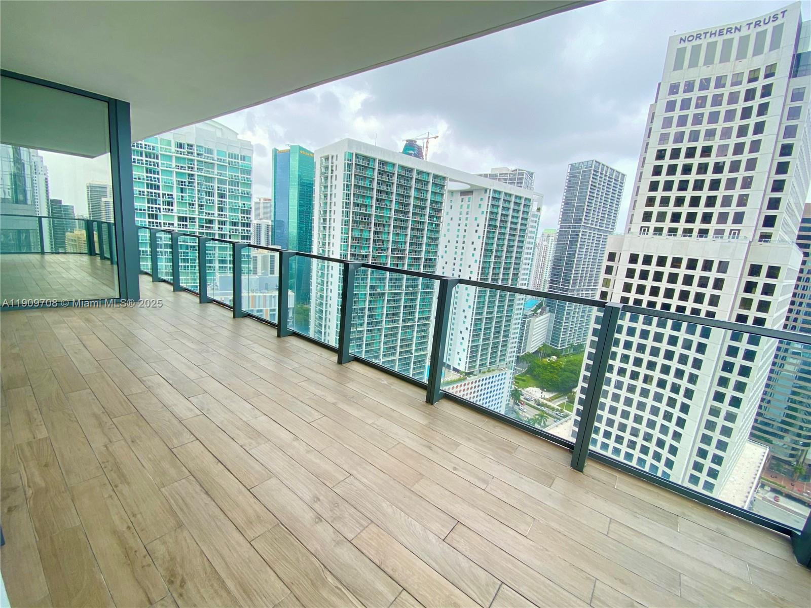 68 SE 6th St #2801, Miami FL 33131