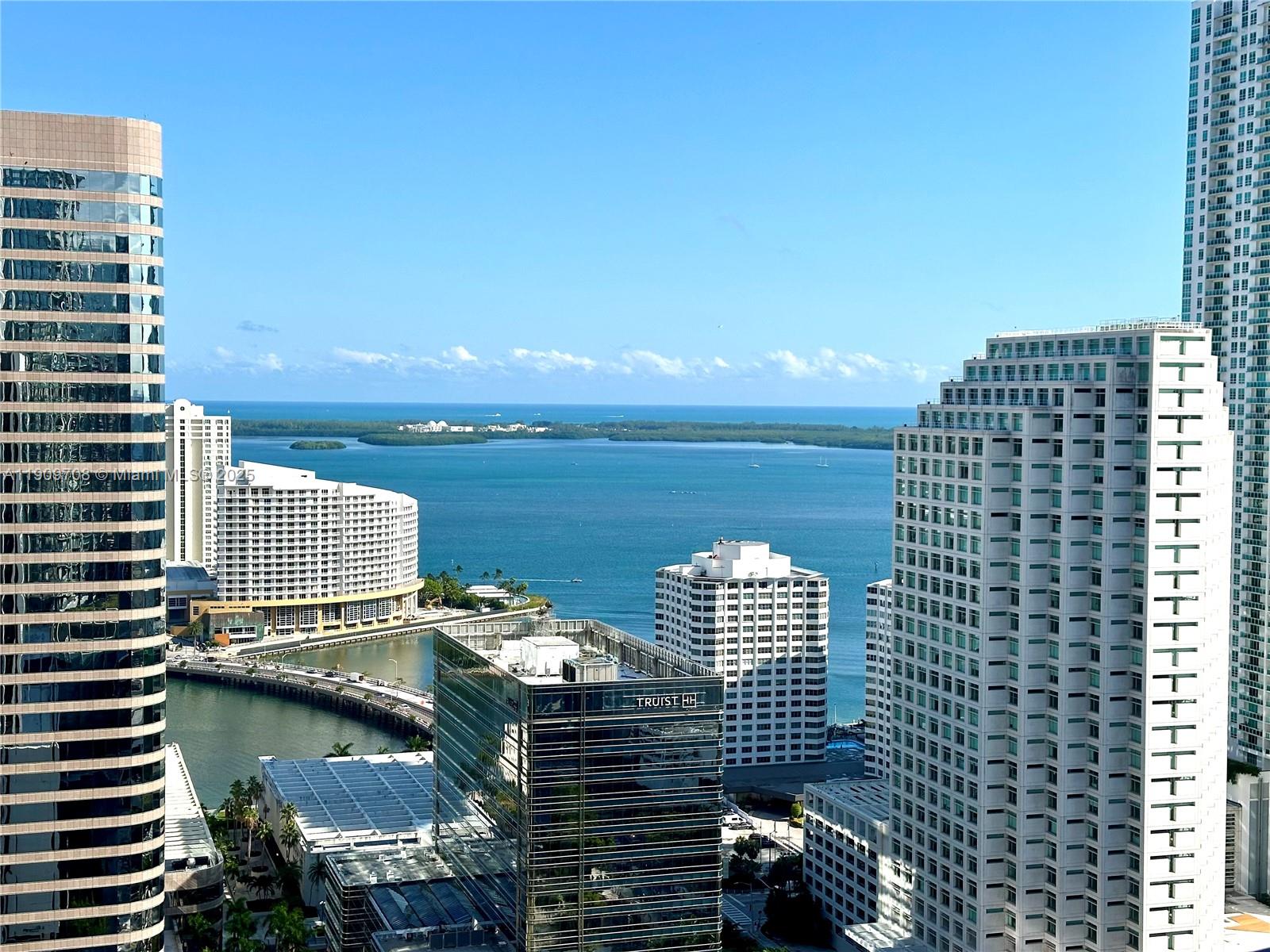 68 SE 6th St #2801, Miami FL 33131
