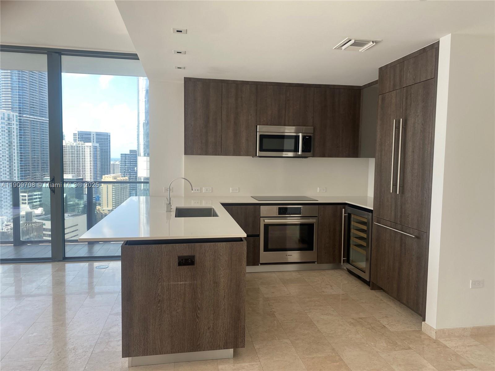 68 SE 6th St #2801, Miami FL 33131