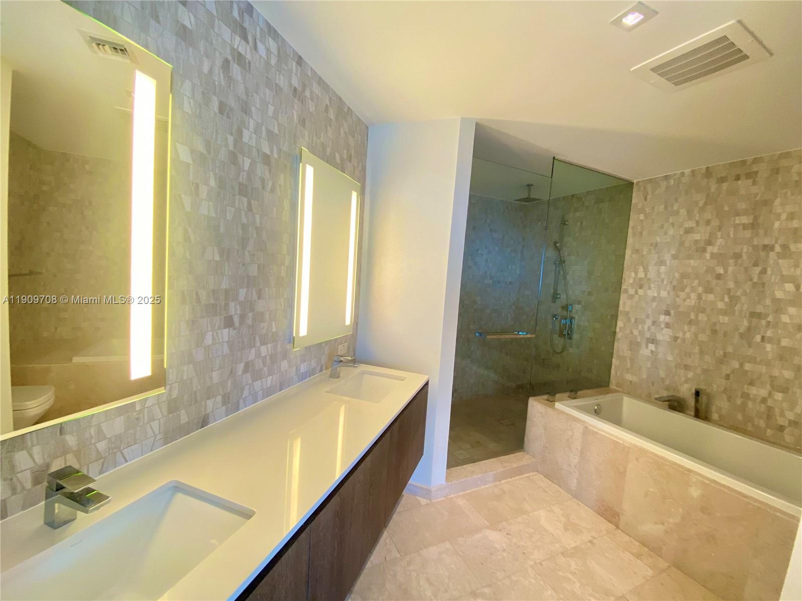 68 SE 6th St #2801, Miami FL 33131