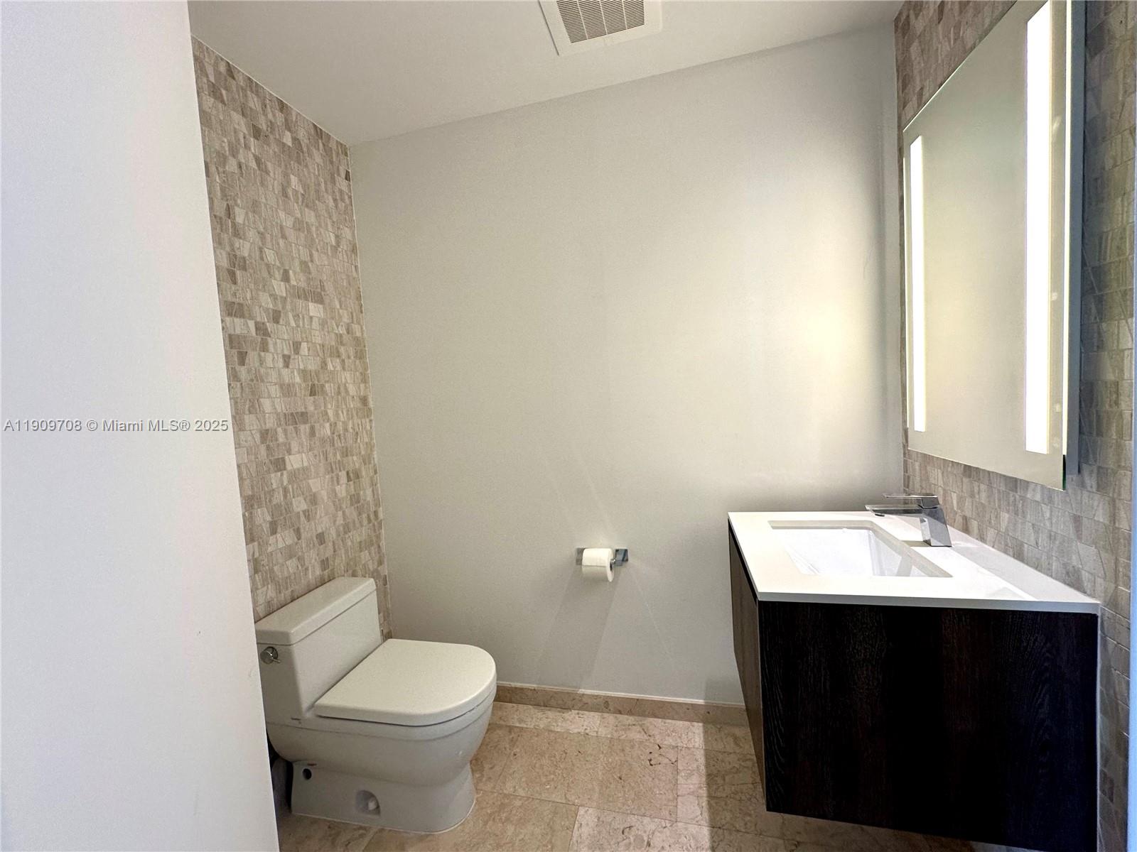 68 SE 6th St #2801, Miami FL 33131