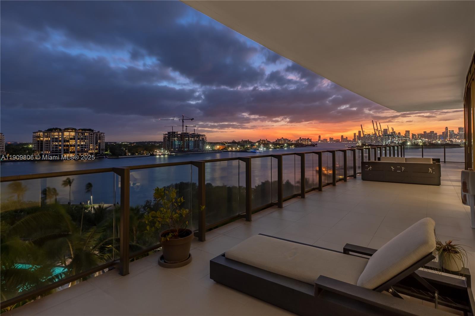 800 S Pointe Dr #704, Miami Beach FL 33139