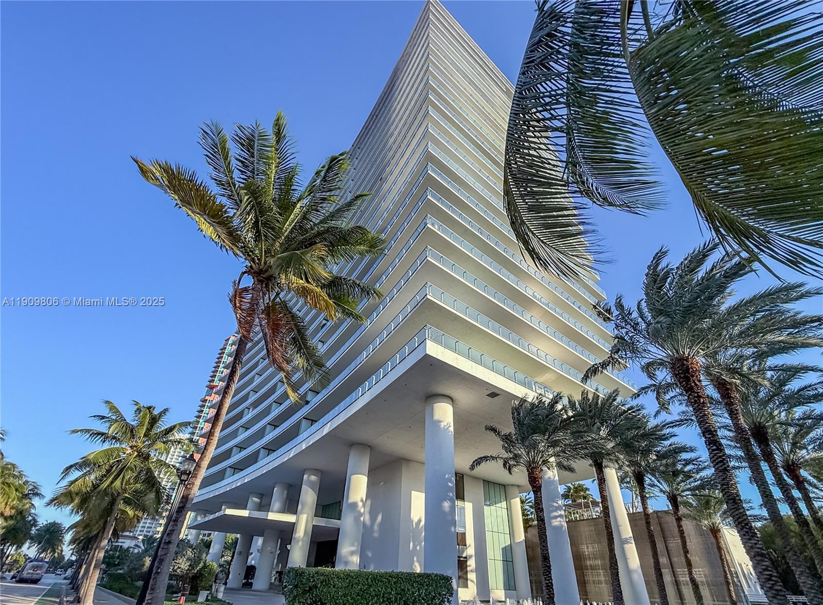 800 S Pointe Dr #704, Miami Beach FL 33139