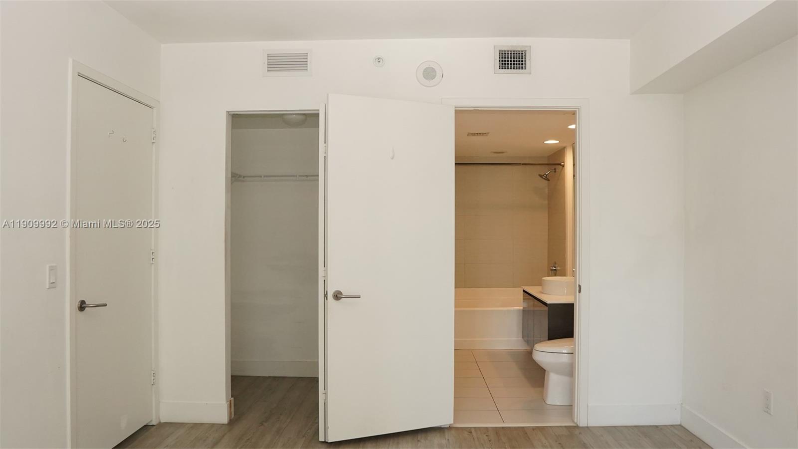 31 SE 6th St #1108, Miami FL 33131