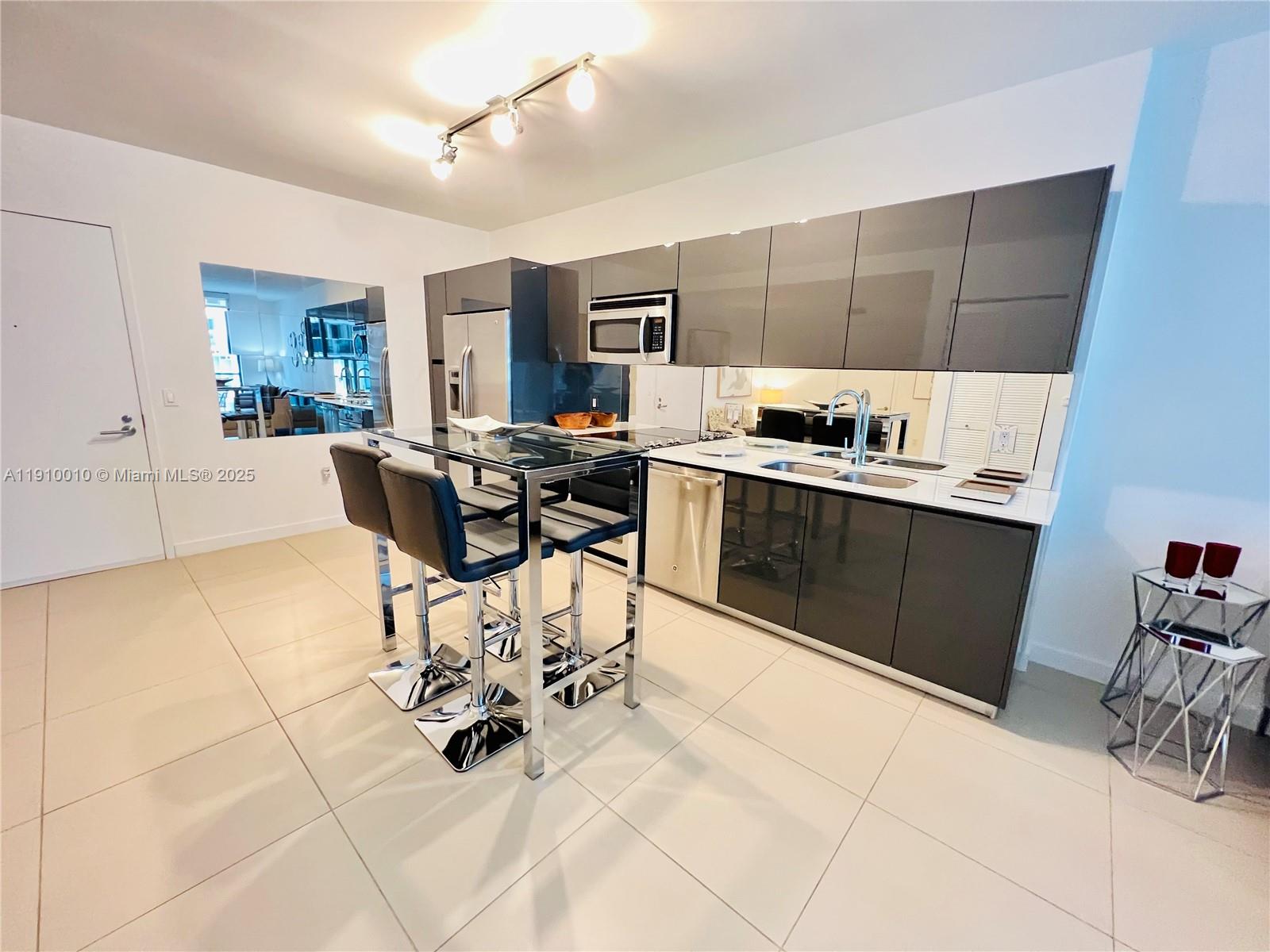 31 SE 6th St #2204, Miami FL 33131