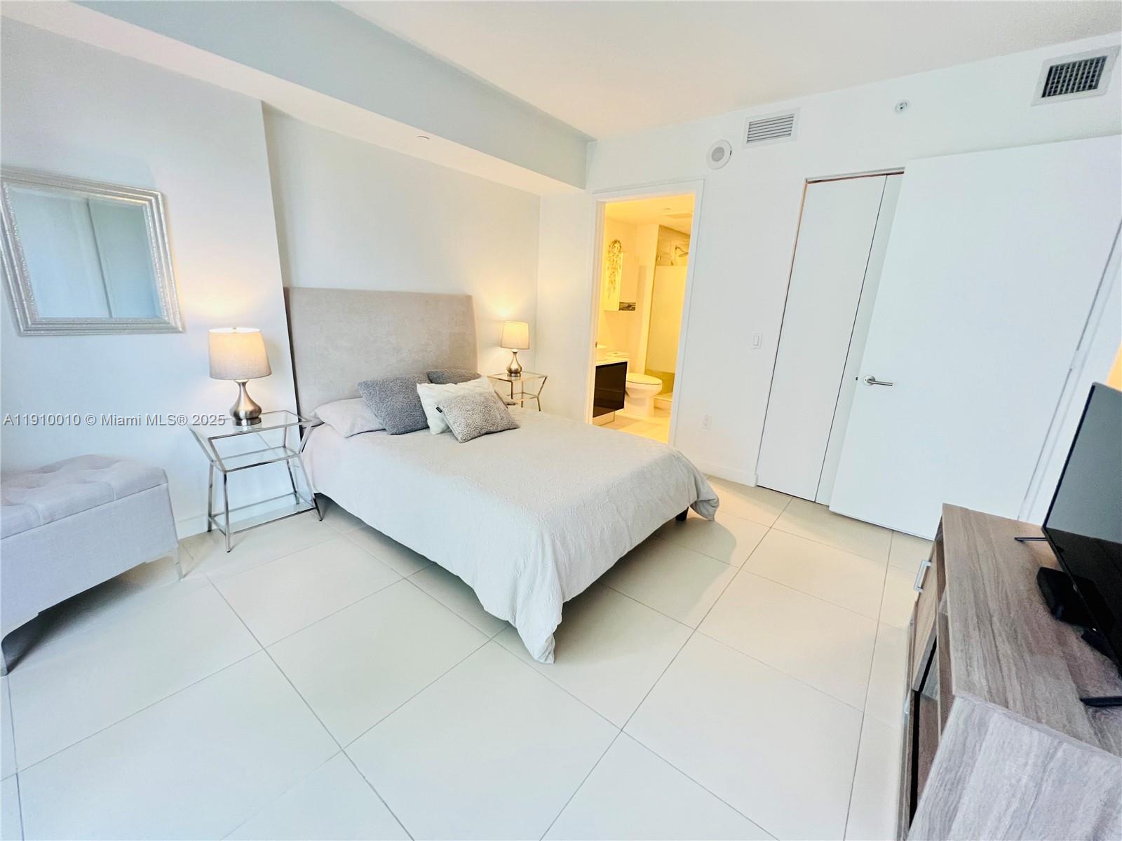 31 SE 6th St #2204, Miami FL 33131