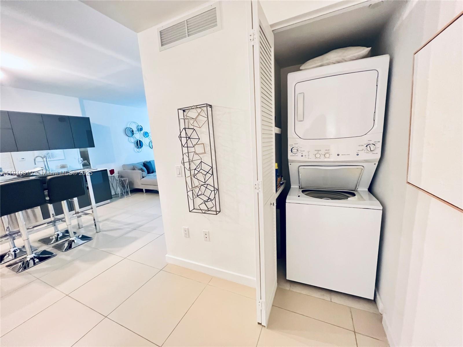 31 SE 6th St #2204, Miami FL 33131