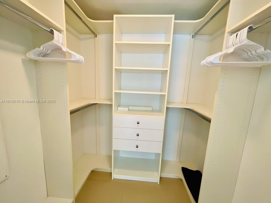 31 SE 6th St #2204, Miami FL 33131