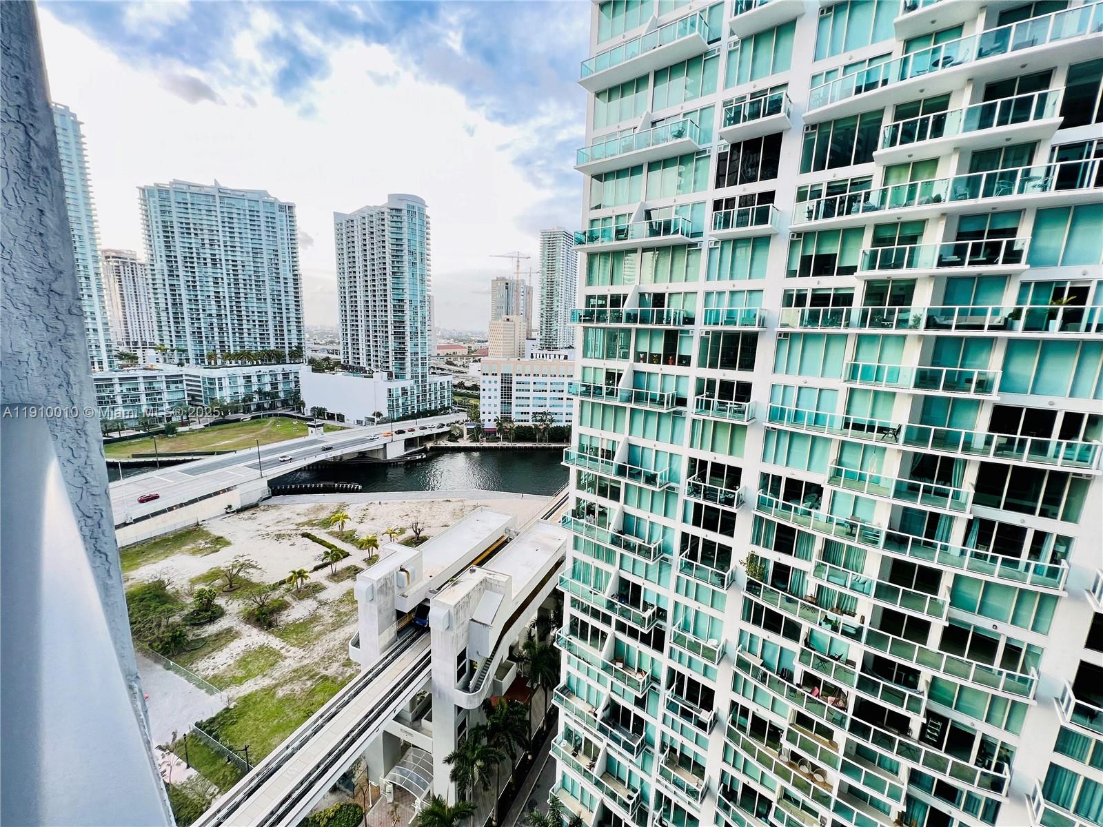 31 SE 6th St #2204, Miami FL 33131