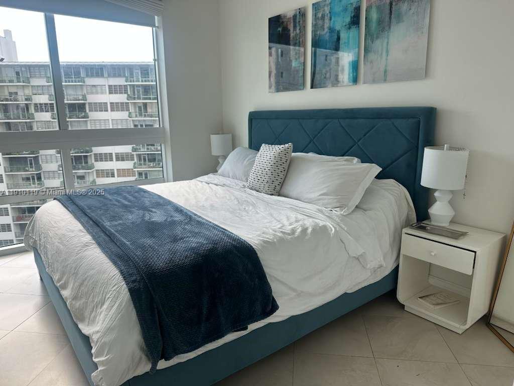 218 SE 14th St #1003, Miami FL 33131
