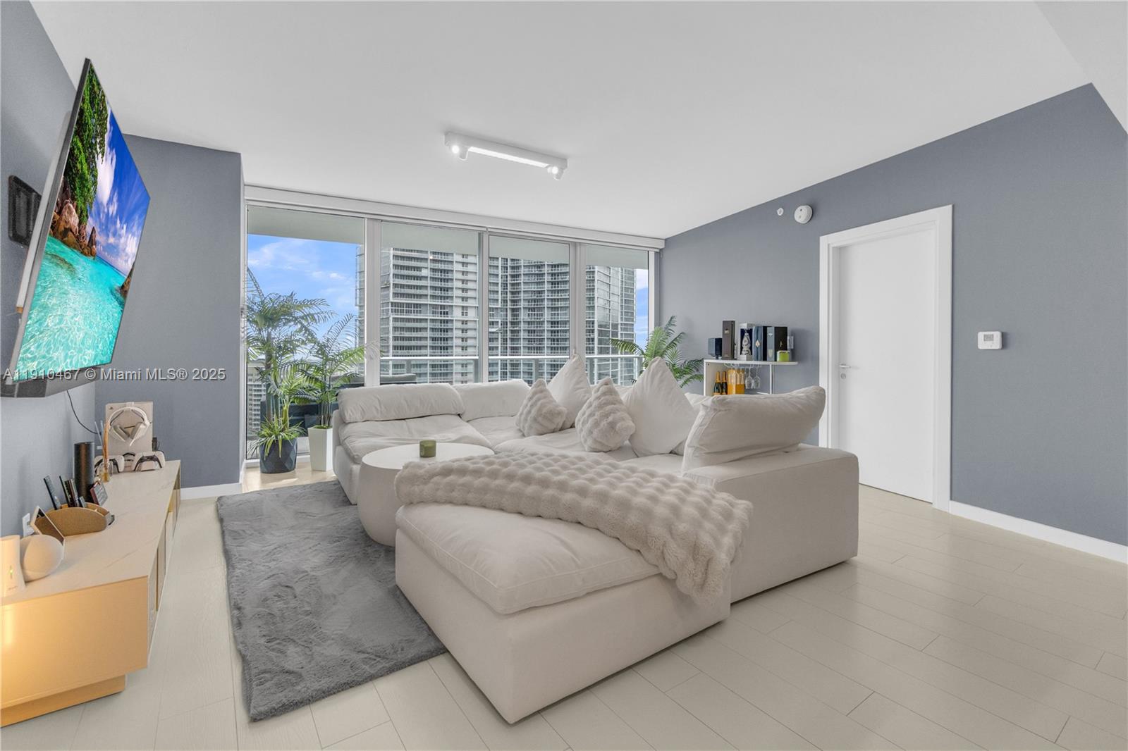 200 Biscayne Boulevard Way #3907, Miami FL 33131