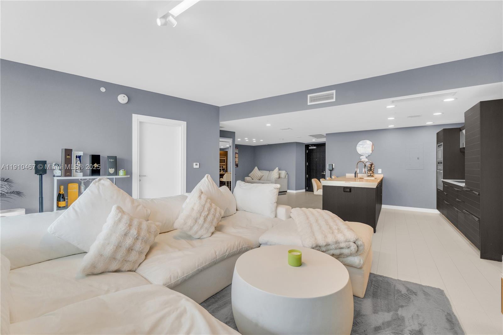 200 Biscayne Boulevard Way #3907, Miami FL 33131