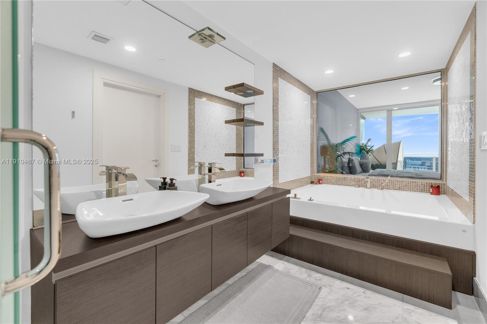 200 Biscayne Boulevard Way #3907, Miami FL 33131
