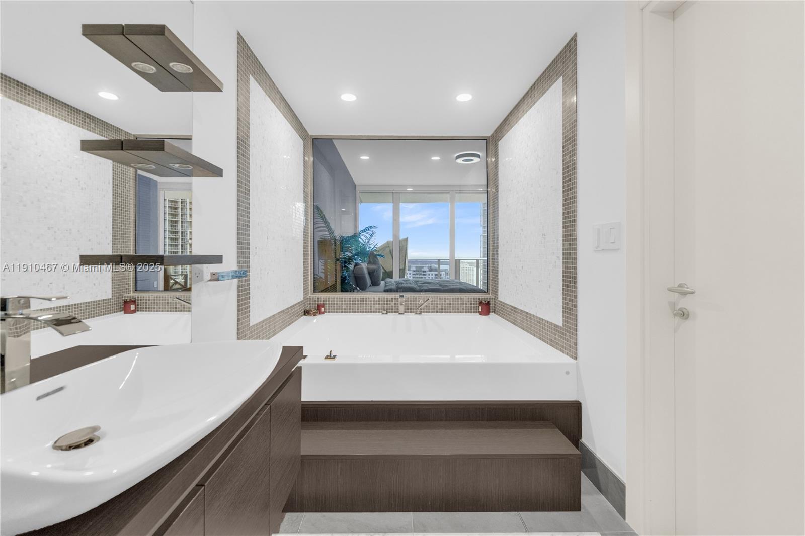 200 Biscayne Boulevard Way #3907, Miami FL 33131