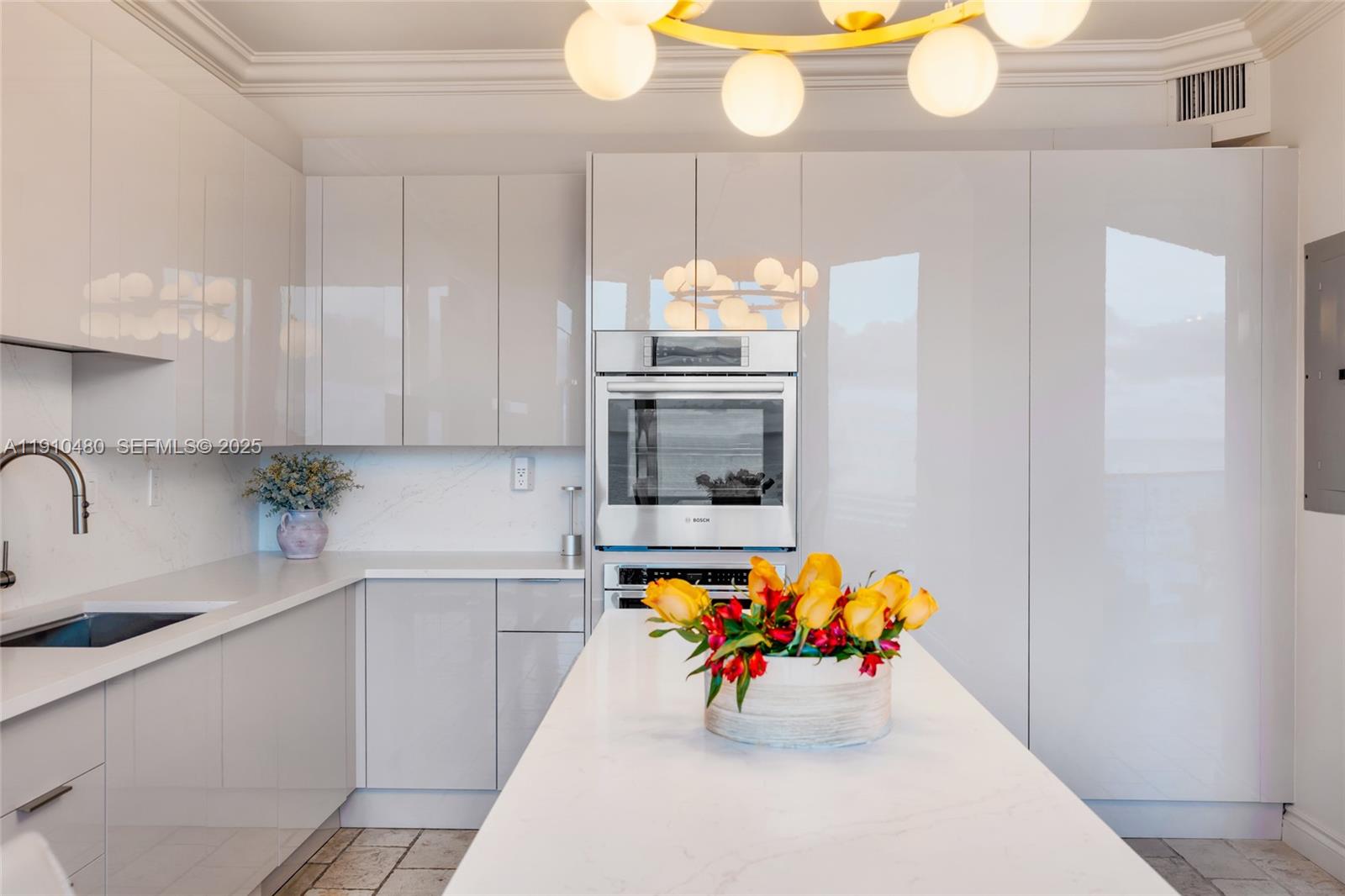 300 S Pointe Dr #1702, Miami Beach FL 33139