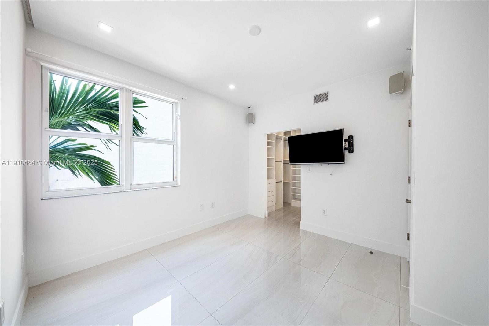 7918 Harbour Island Dr #207, North Bay Village FL 33141