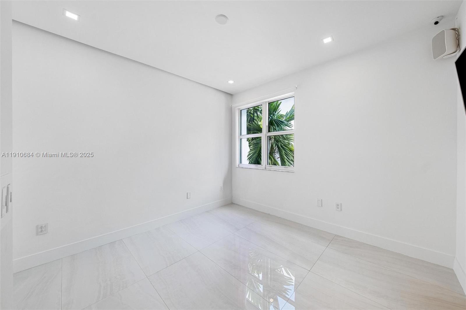 7918 Harbour Island Dr #207, North Bay Village FL 33141
