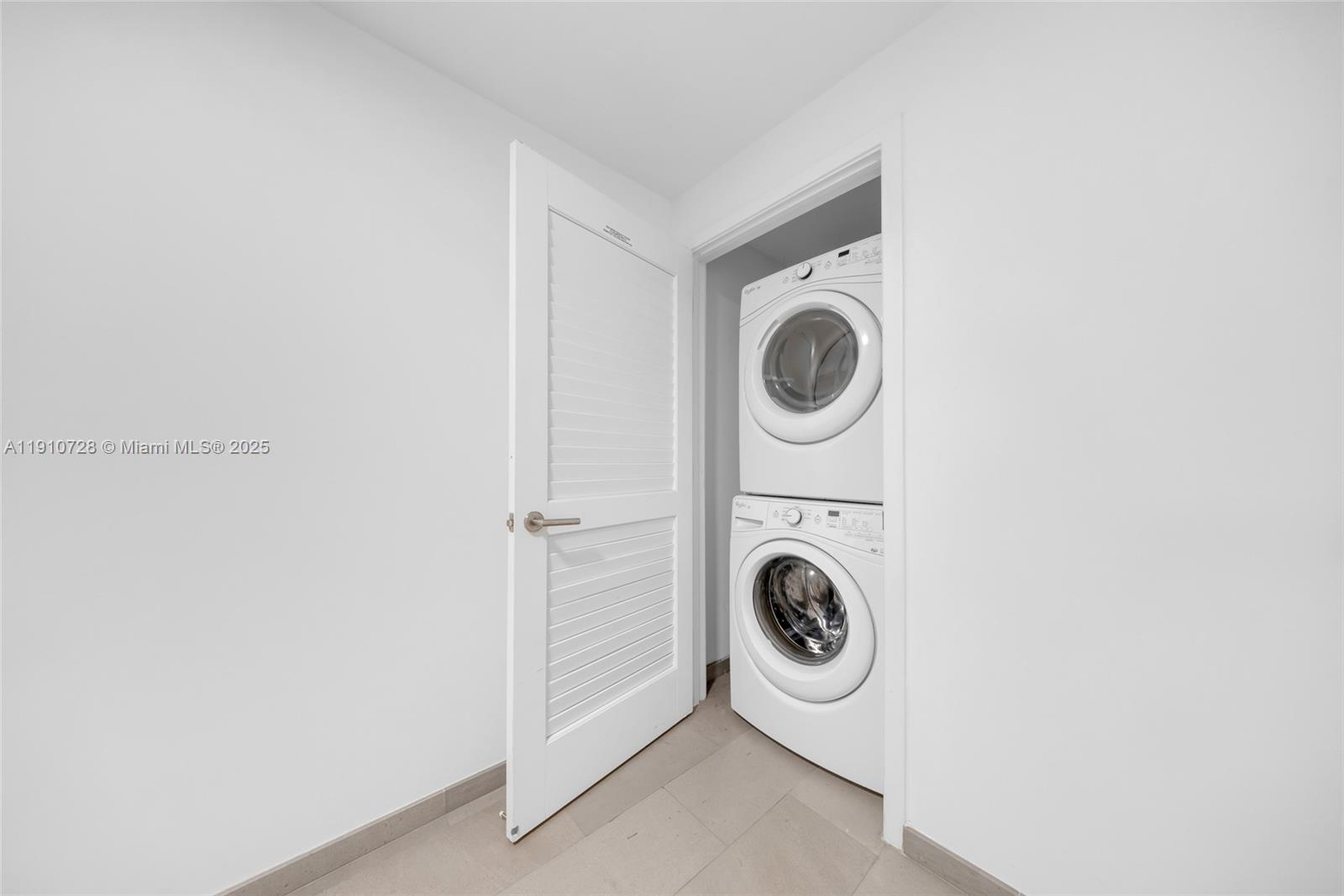 88 SW 7th St #1004, Miami FL 33130