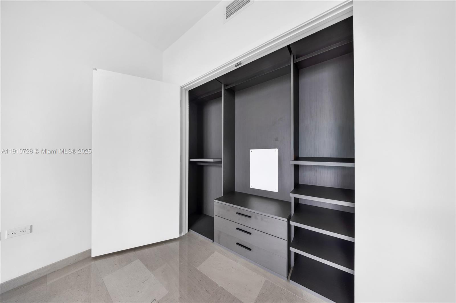 88 SW 7th St #1004, Miami FL 33130