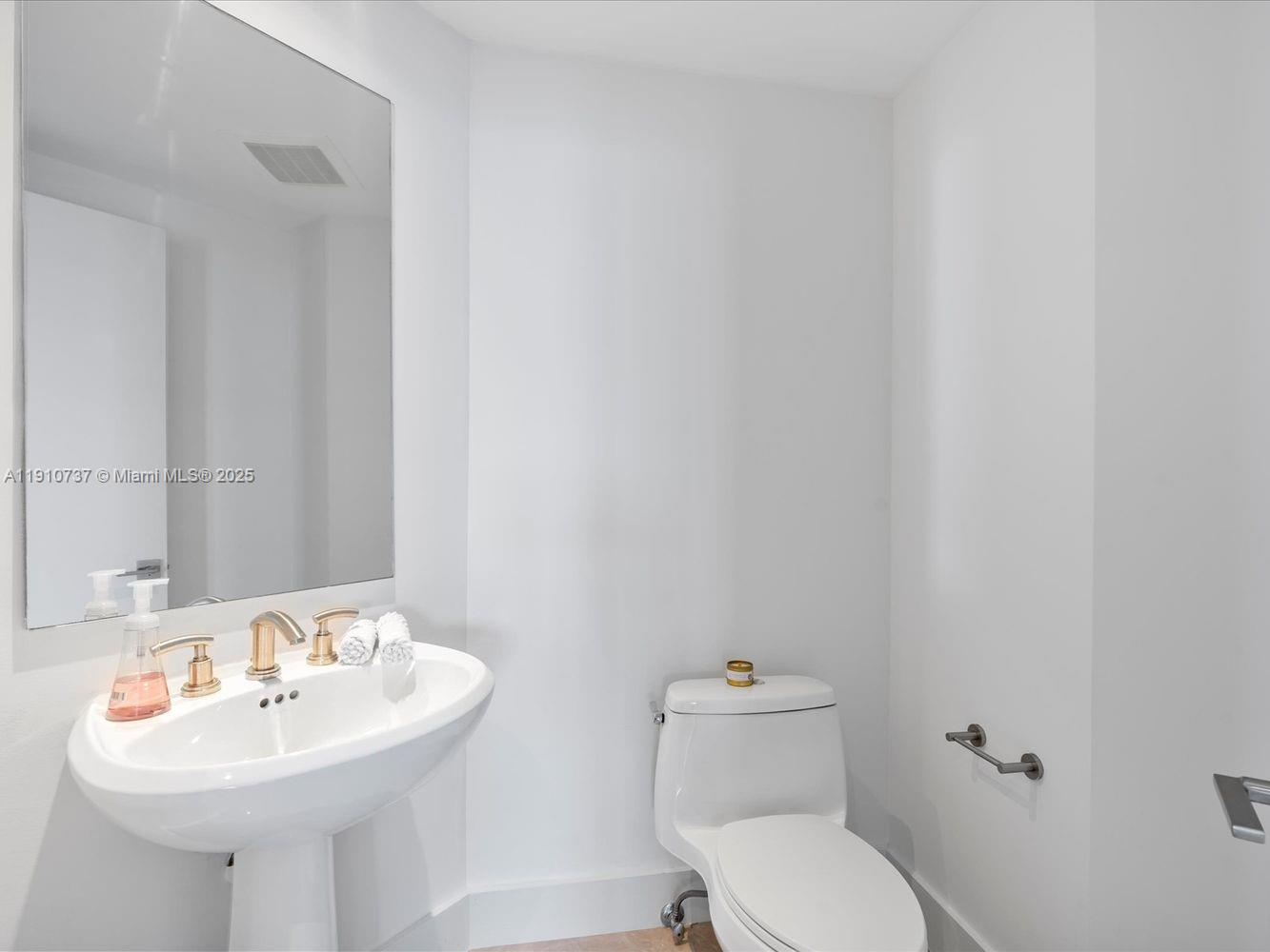 1331 Brickell Bay Dr #1811, Miami FL 33131