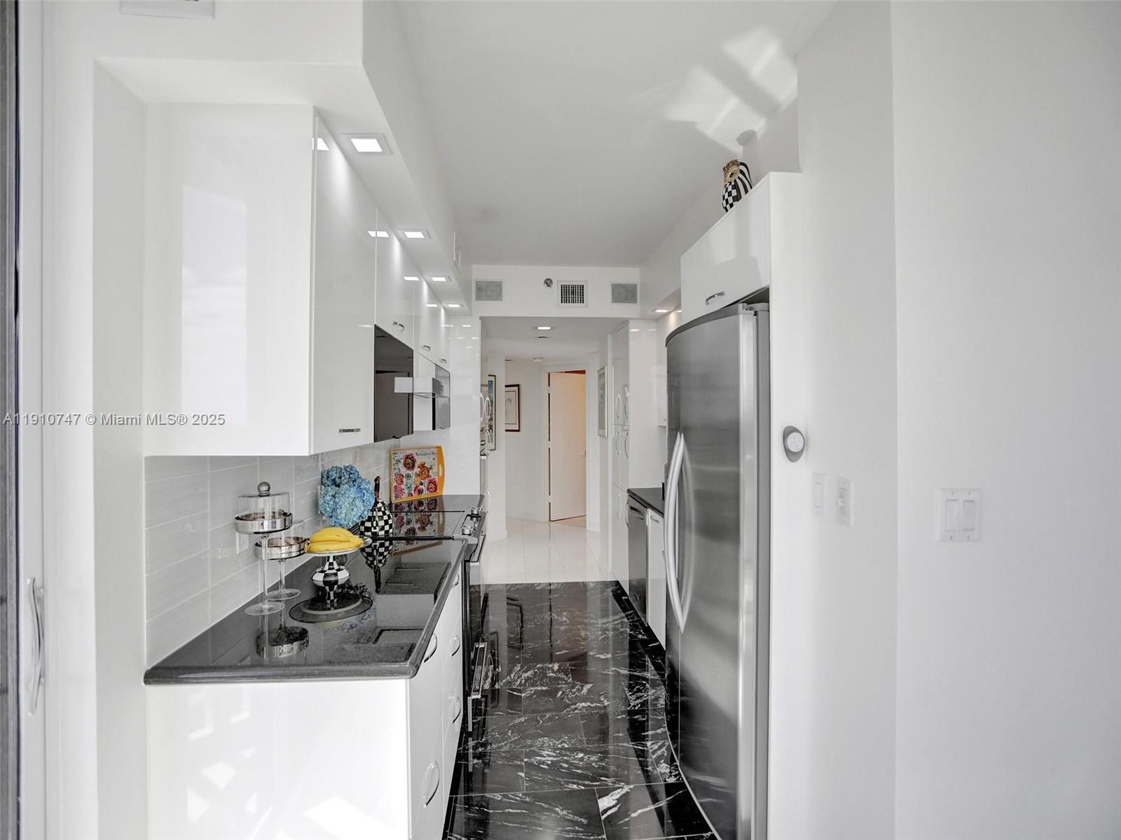 1000 E Island Blvd #2103, Aventura FL 33160