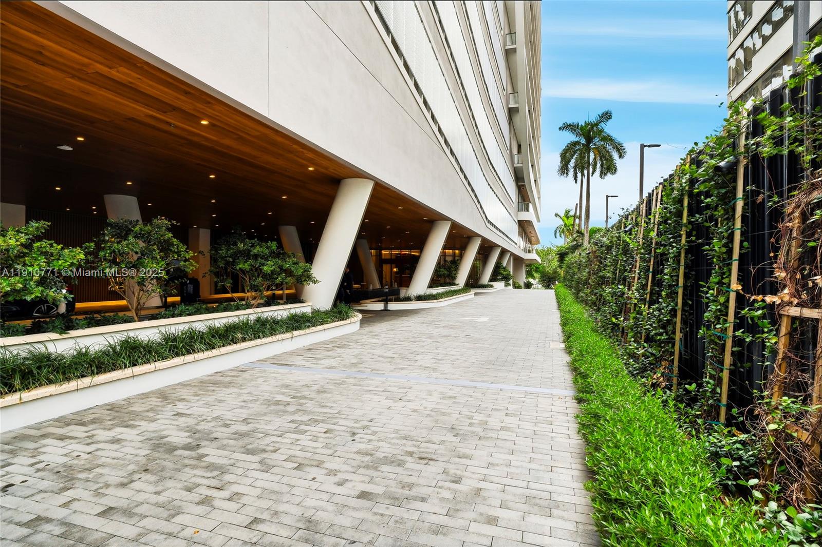 2678 Tigertail Ave #1110, Miami FL 33133