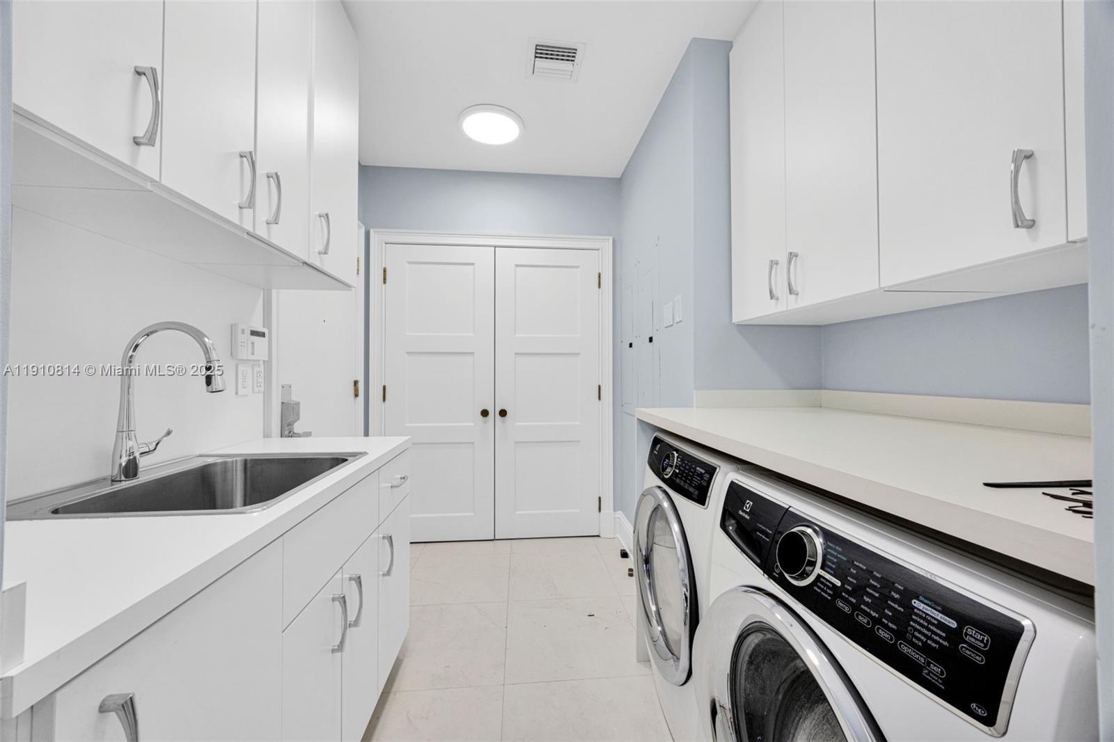 10 Edgewater Dr #PH-C, Coral Gables FL 33133