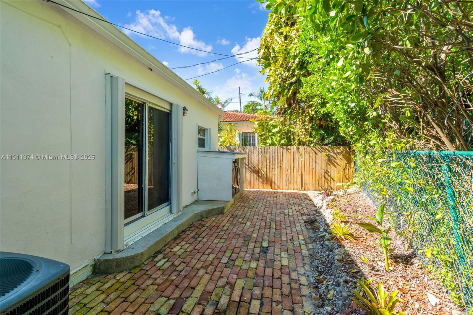 10 Century Ln, Miami Beach FL 33139