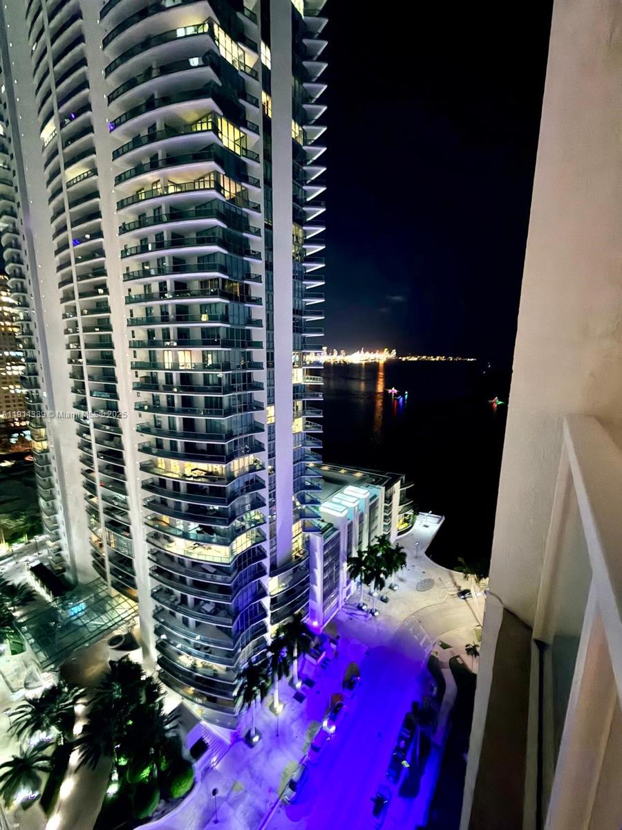 218 SE 14th St #2102, Miami FL 33131