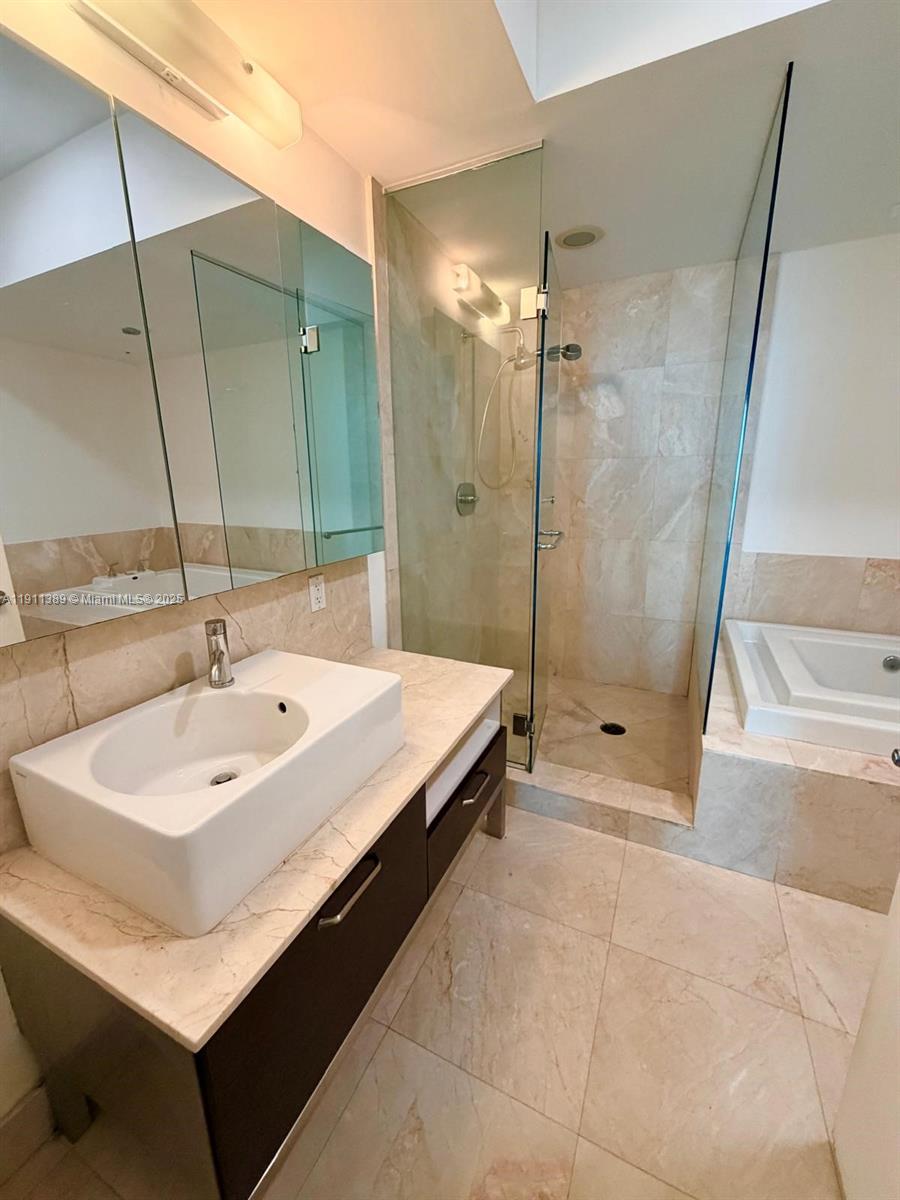 218 SE 14th St #2102, Miami FL 33131
