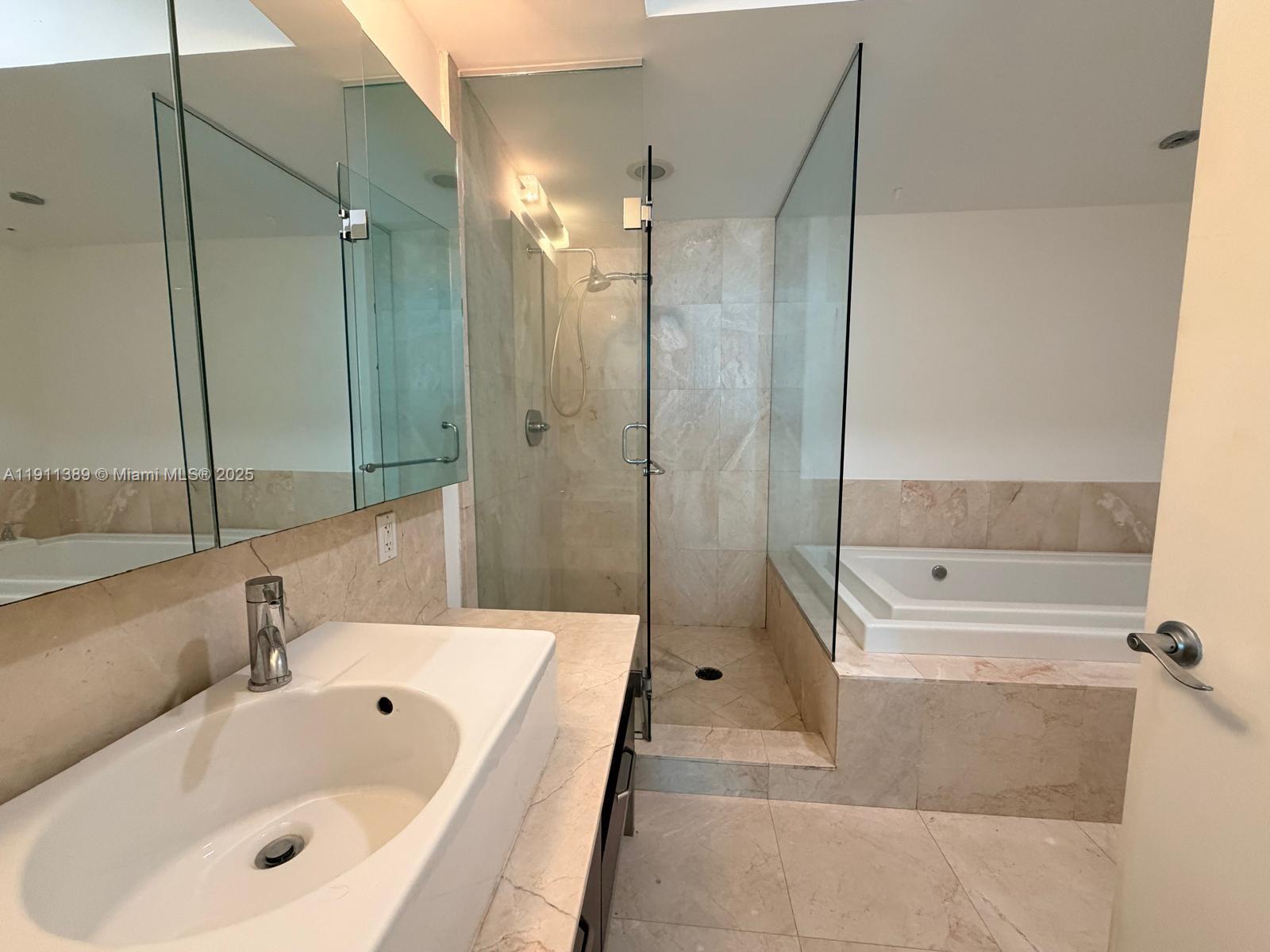 218 SE 14th St #2102, Miami FL 33131