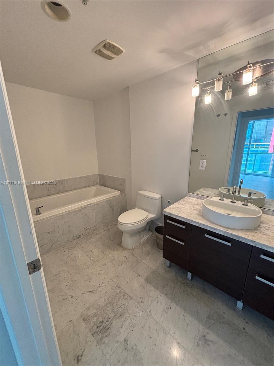 244 Biscayne Blvd #1606, Miami FL 33132