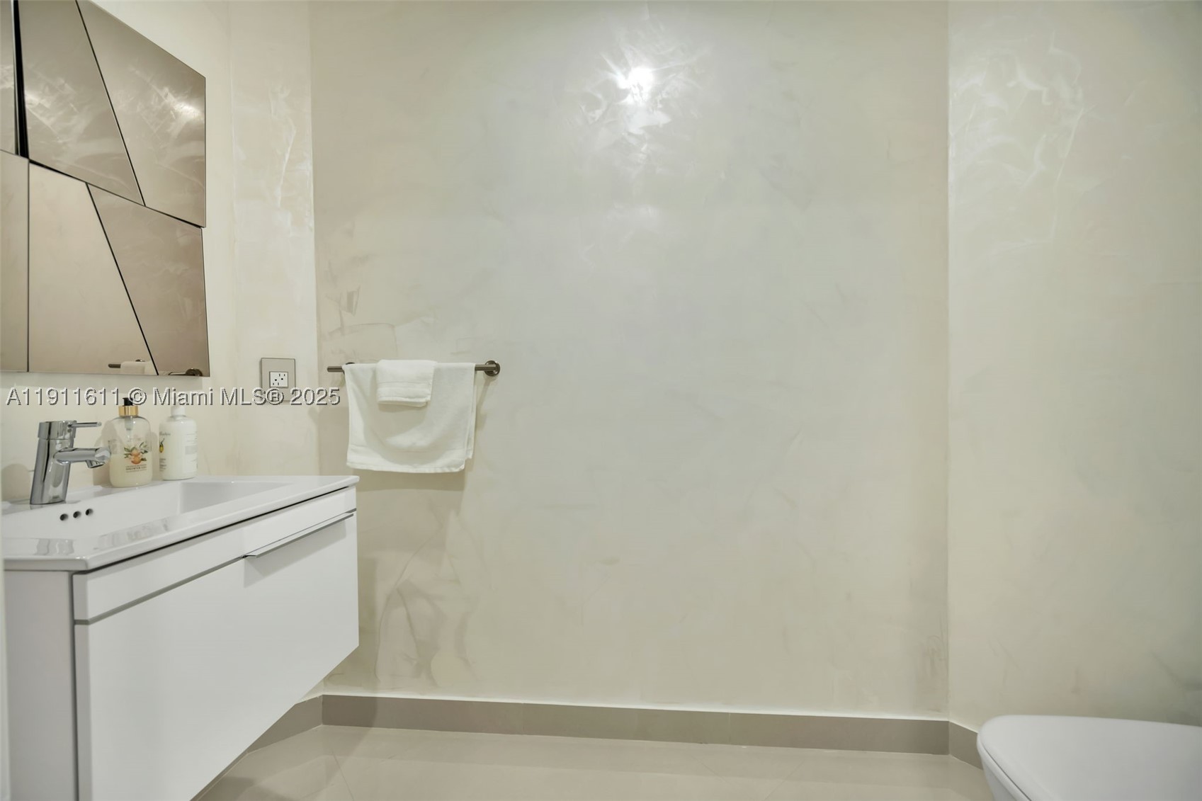 17301 Biscayne Blvd #910, North Miami Beach FL 33160