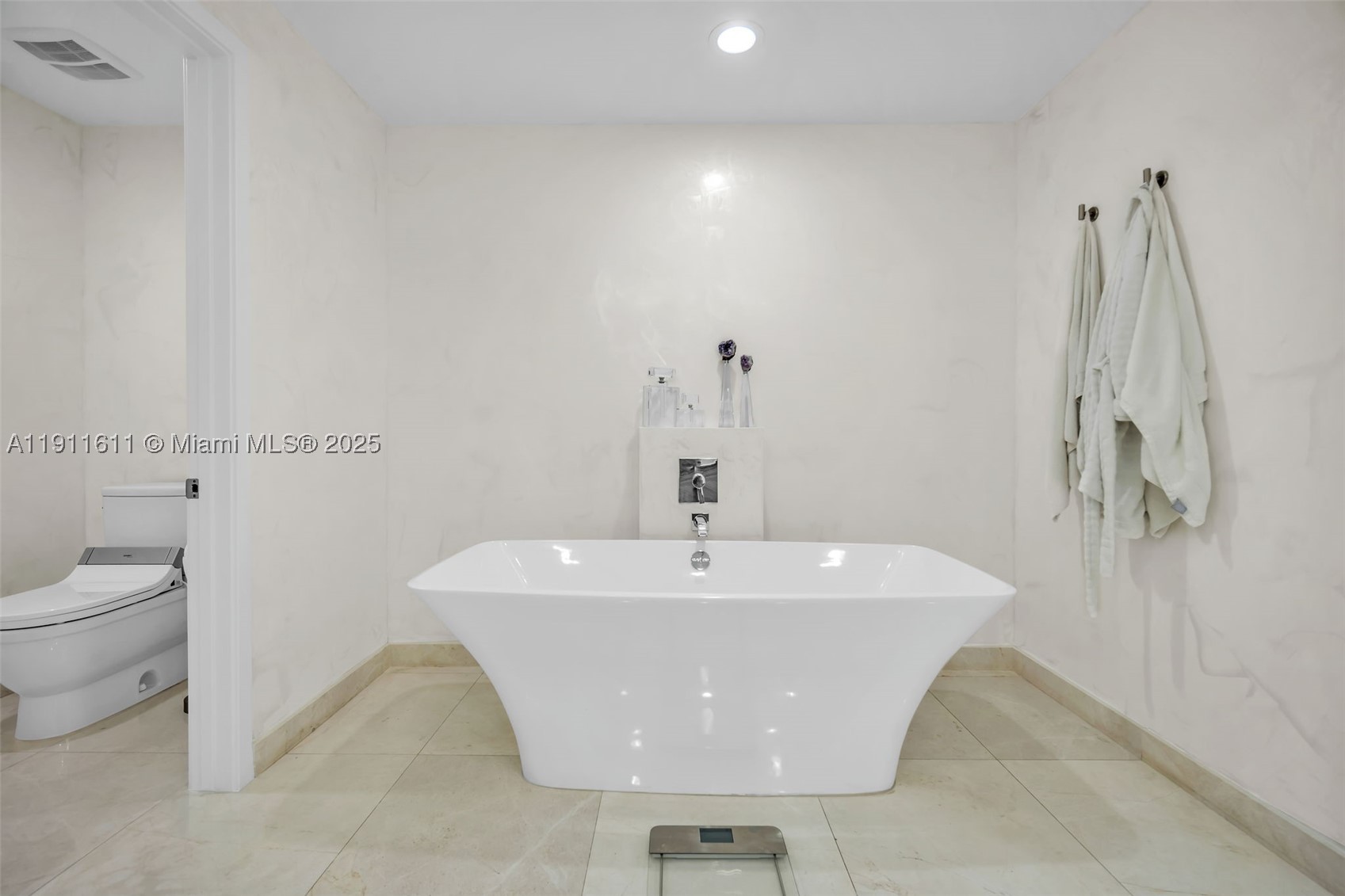 17301 Biscayne Blvd #910, North Miami Beach FL 33160