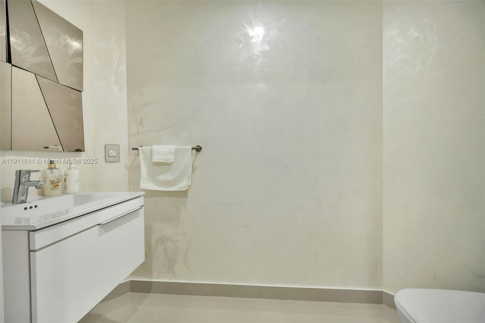 17301 Biscayne Blvd #910, North Miami Beach FL 33160
