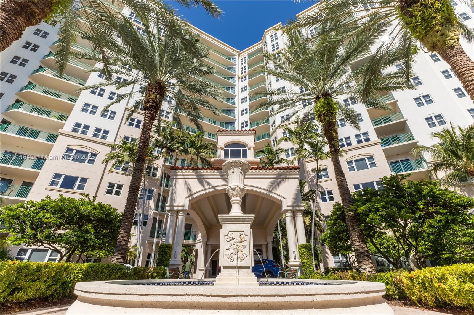 19900 E Country Club Dr #PH18, Aventura FL 33180