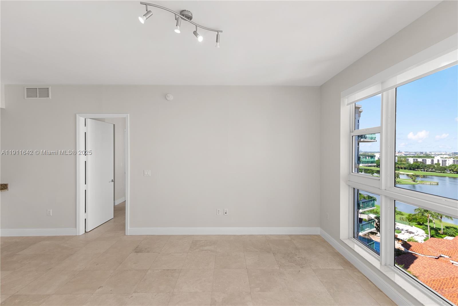 19900 E Country Club Dr #PH18, Aventura FL 33180