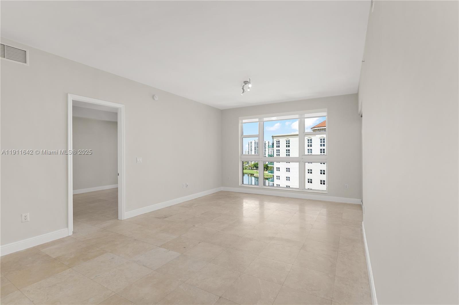 19900 E Country Club Dr #PH18, Aventura FL 33180
