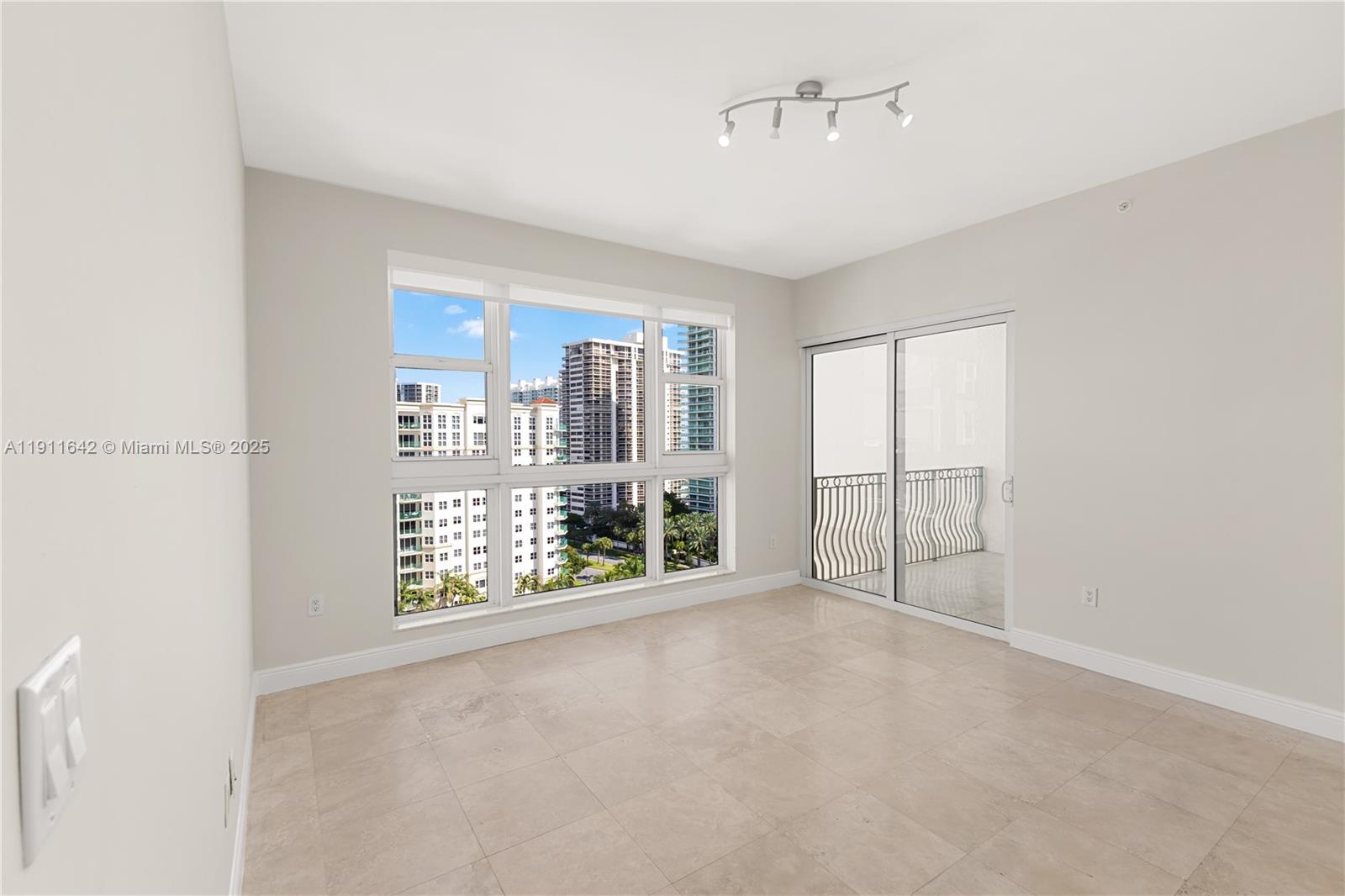19900 E Country Club Dr #PH18, Aventura FL 33180