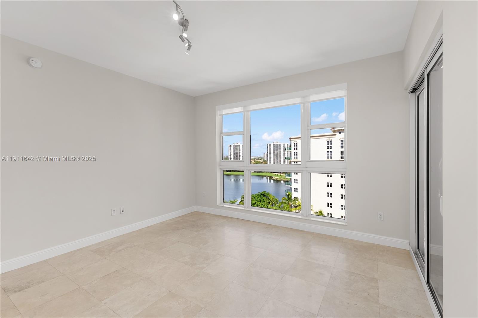 19900 E Country Club Dr #PH18, Aventura FL 33180
