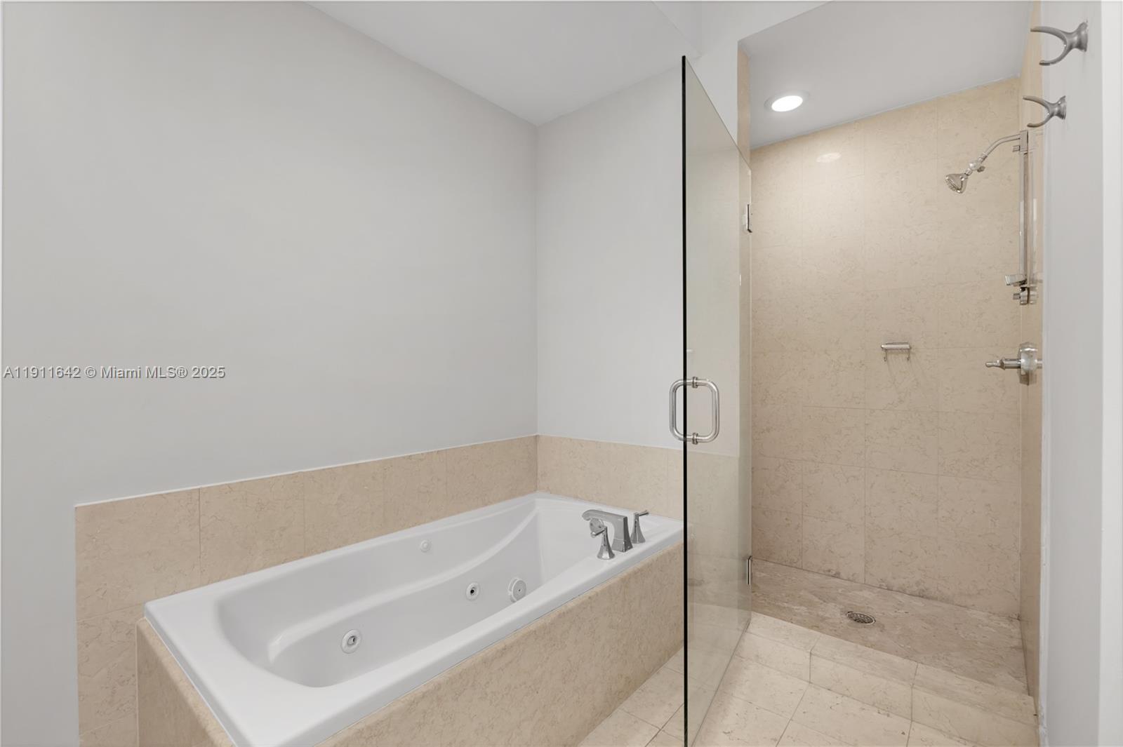 19900 E Country Club Dr #PH18, Aventura FL 33180