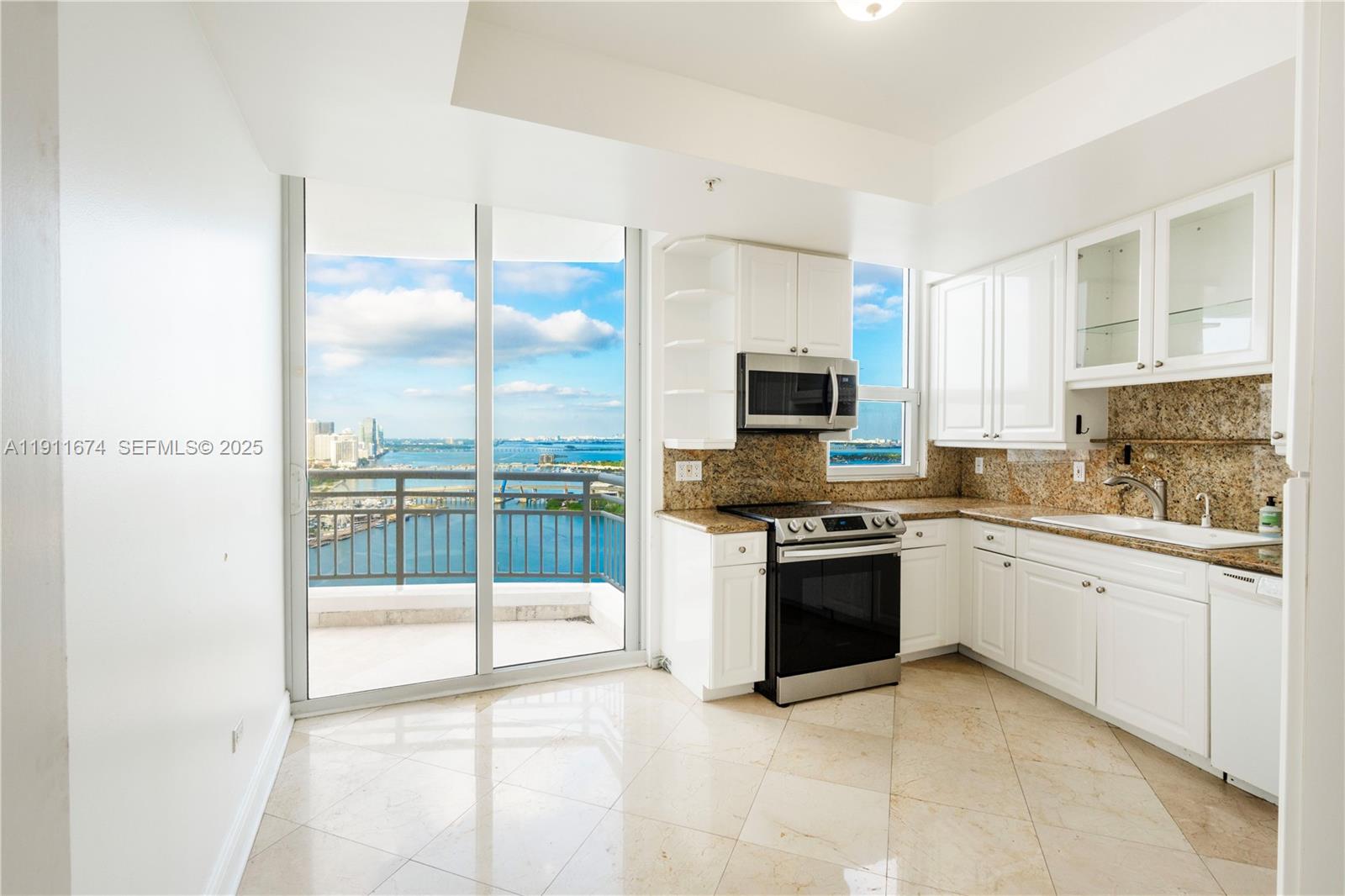 848 Brickell Key Dr #3904, Miami FL 33131
