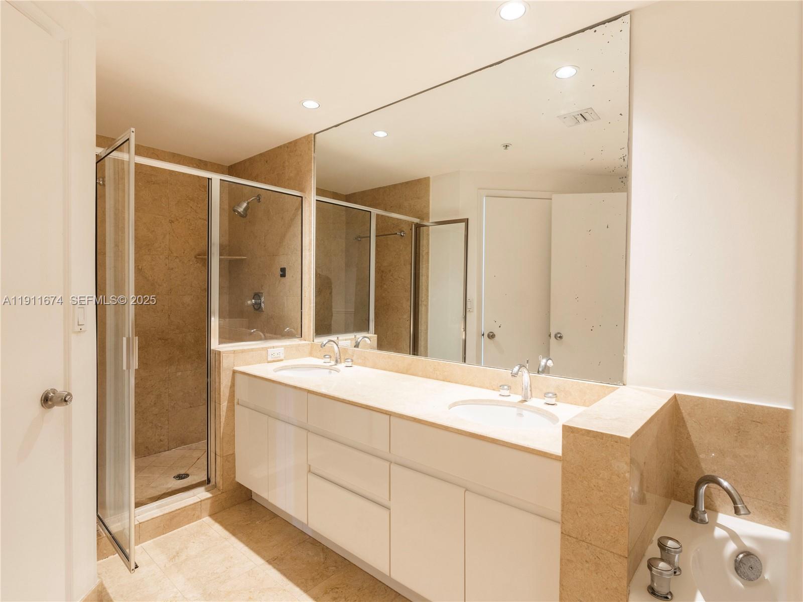 848 Brickell Key Dr #3904, Miami FL 33131