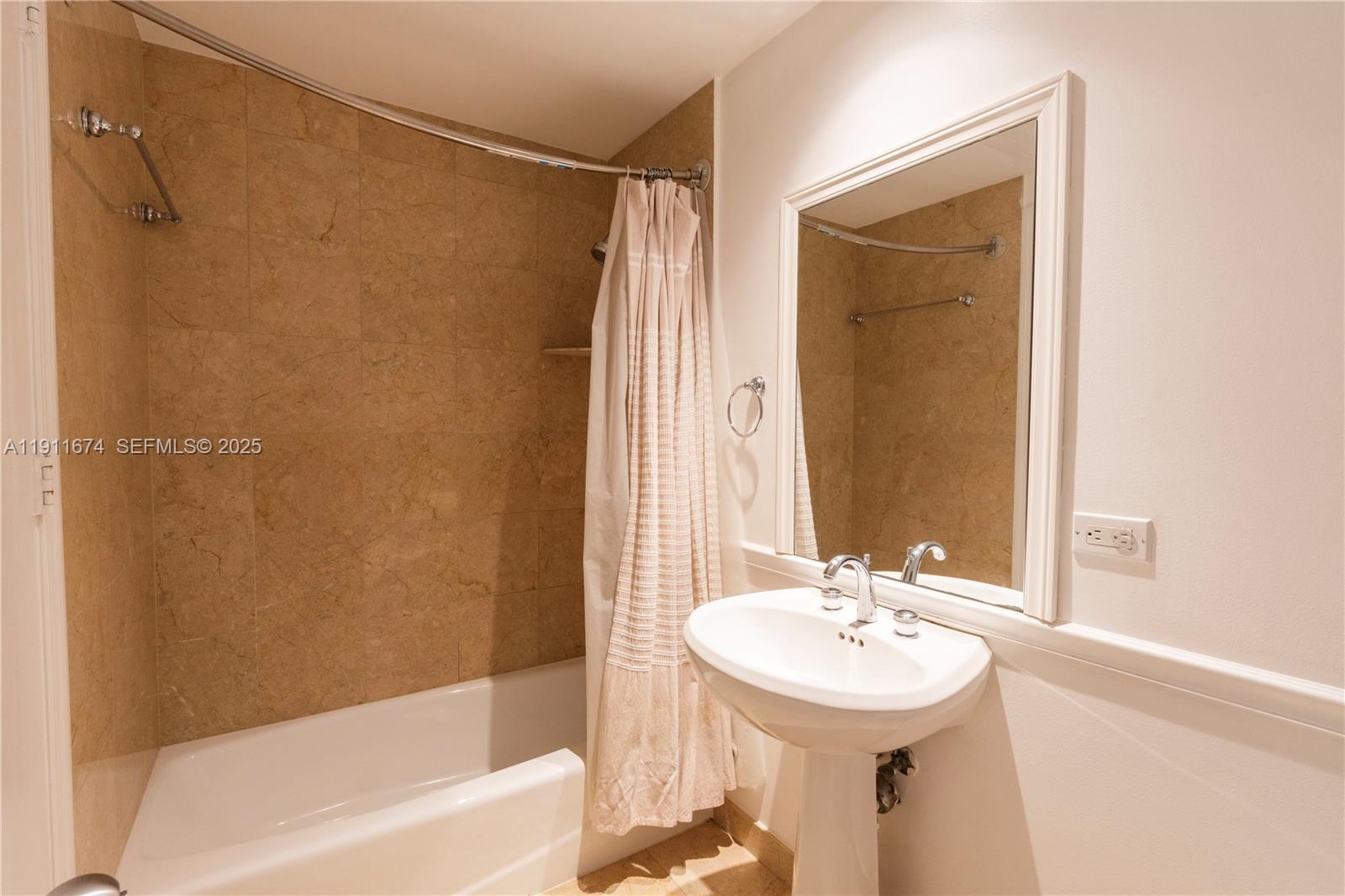 848 Brickell Key Dr #3904, Miami FL 33131