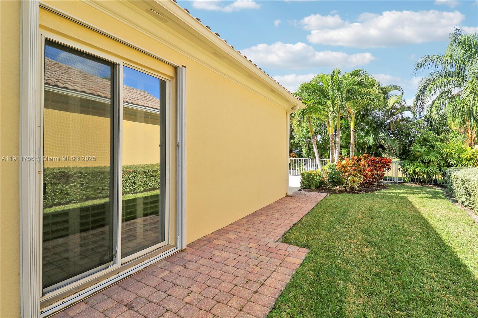 4909 Grassleaf Dr, Palm Beach Gardens FL 33418