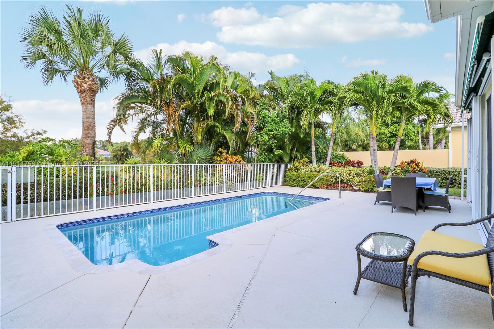 4909 Grassleaf Dr, Palm Beach Gardens FL 33418