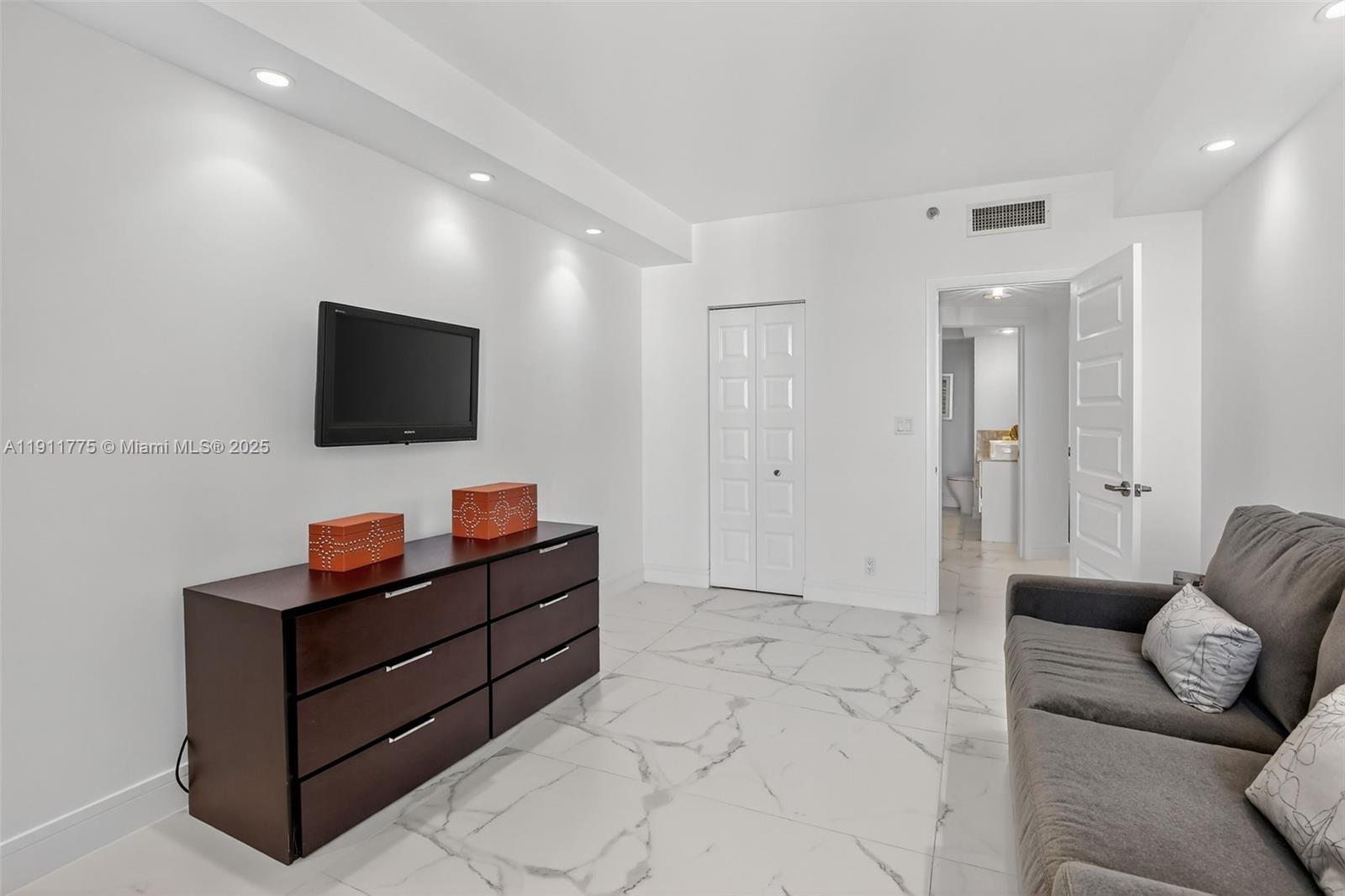 20281 E Country Club Dr #1704, Aventura FL 33180