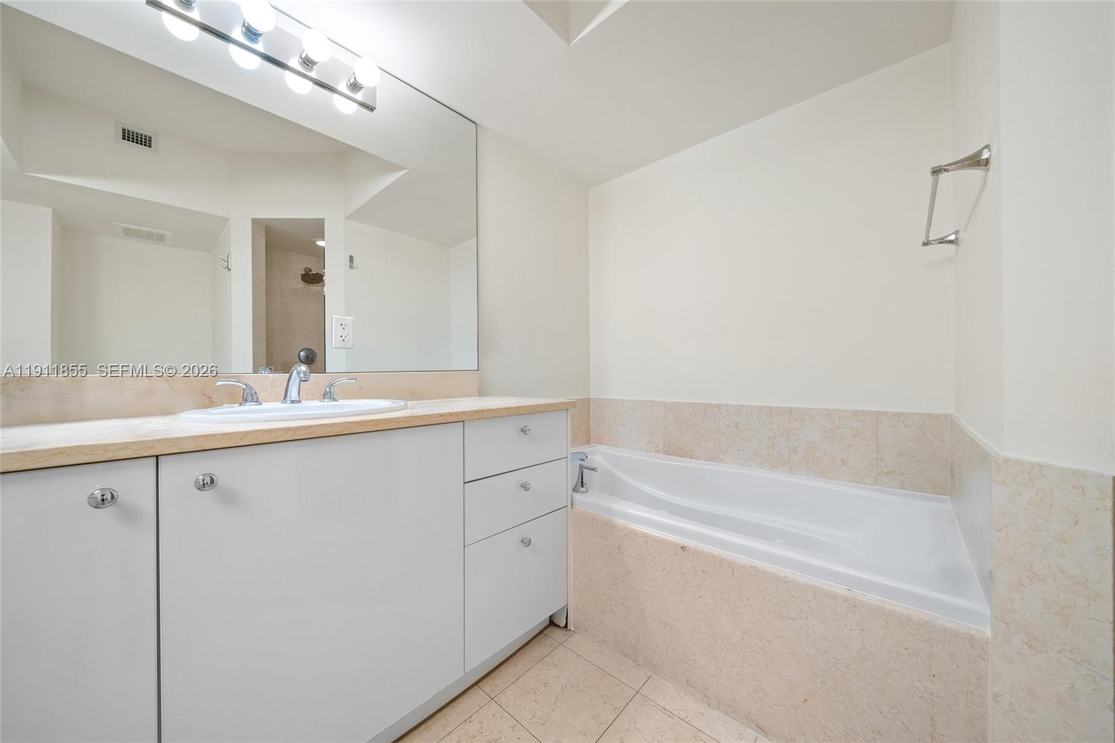 19900 E Country Club Dr #816, Aventura FL 33180
